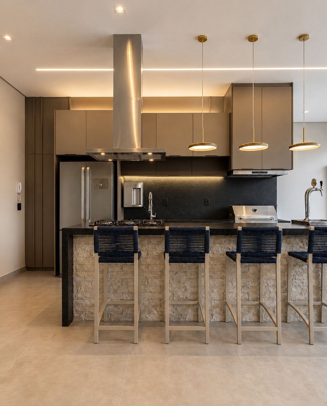 Bancada, marcenaria e iluminação da cozinha finalizada