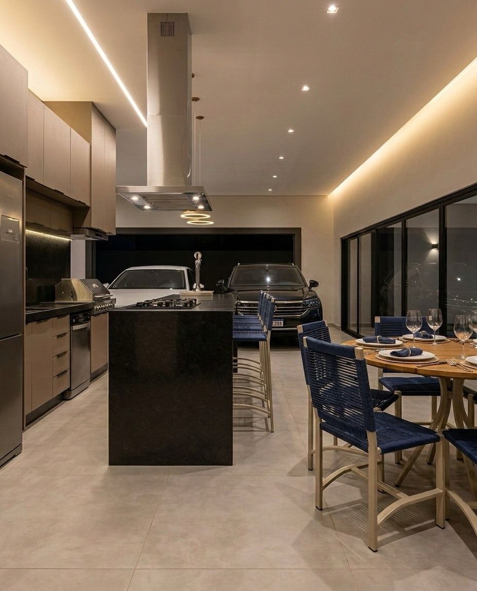 Vista da cozinha integrada com churrasqueira e área de refeições
