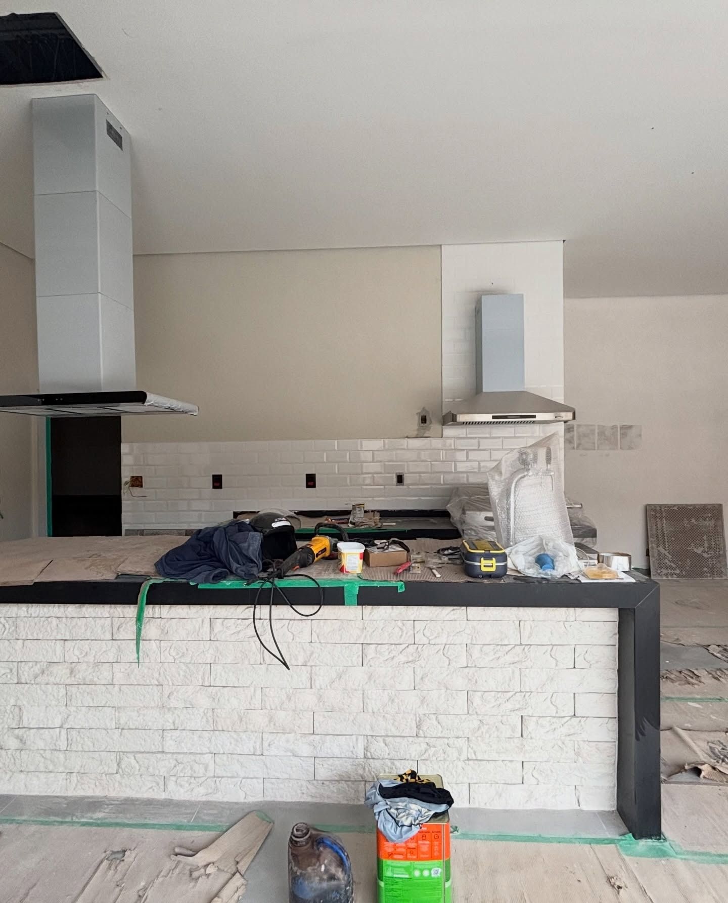 Bancada e revestimentos da cozinha durante a execução